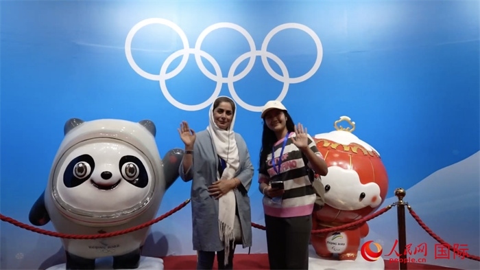 “上合小記者”與2022北京冬奧會吉祥物合影。實習(xí)生 方明軒攝