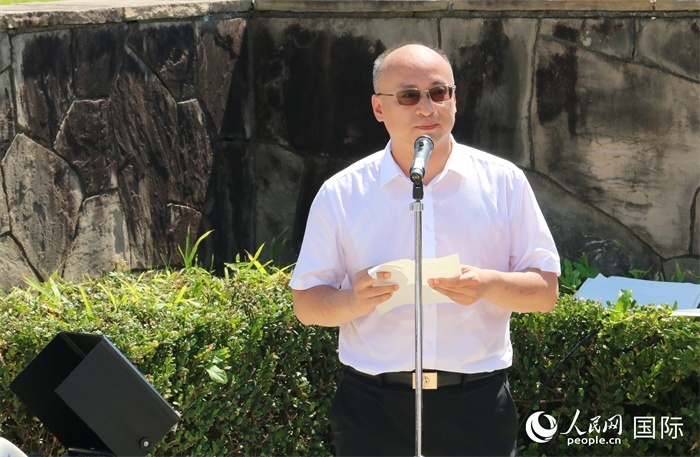 昆明市副市長安恩法在紀念儀式上致辭。人民網(wǎng) 許可攝