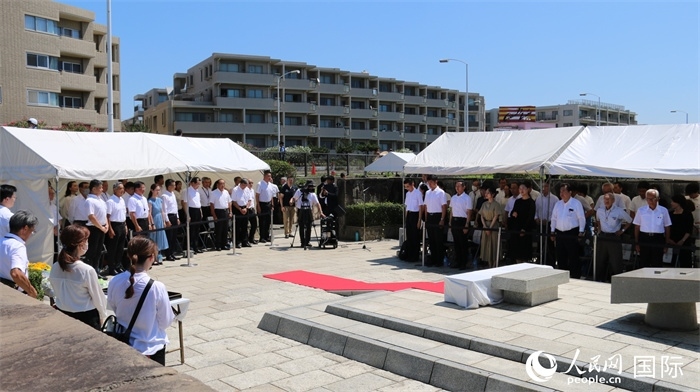 參加紀念活動者全體起立默禱。人民網(wǎng) 許可攝