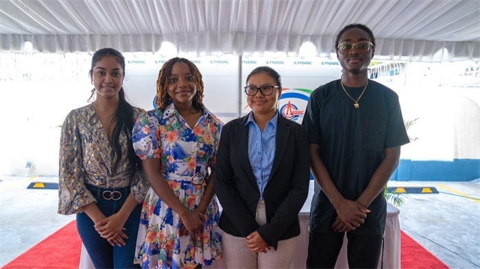 四名獲得中海油獎(jiǎng)學(xué)金的學(xué)生合影。中海油圭亞那有限公司供圖