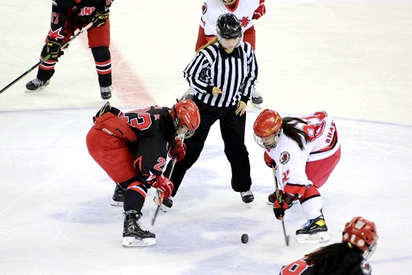 北京隊(duì)球員呂悅(左)與上海隊(duì)球員黃滟爭(zhēng)球。人民網(wǎng)記者 胡雪蓉?cái)z