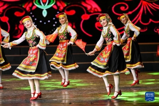 7月21日，哈薩克斯坦薩爾塔納國家舞蹈團(tuán)的演員在演出。