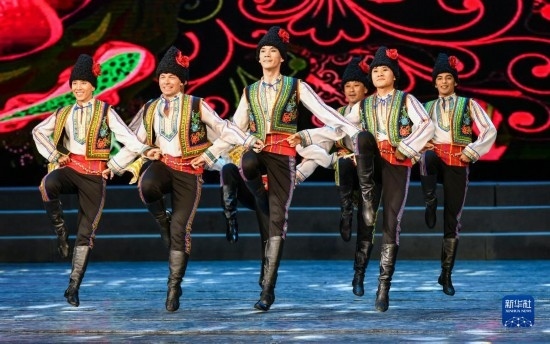 7月21日，哈薩克斯坦薩爾塔納國家舞蹈團(tuán)的演員在演出。