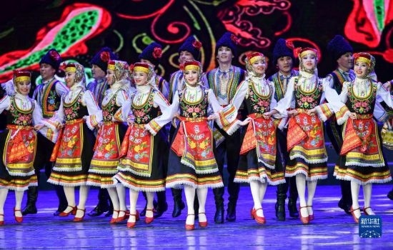 7月21日，哈薩克斯坦薩爾塔納國家舞蹈團(tuán)的演員在演出。