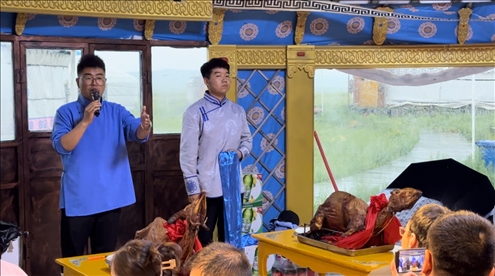 圖為草原蒙古包全羊宴。人民網(wǎng)記者 金洪花攝