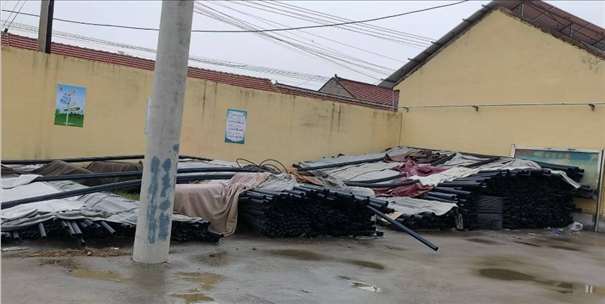 至今仍堆放在村委會院里的自來水管道。 人民網(wǎng)記者 金慧慧攝