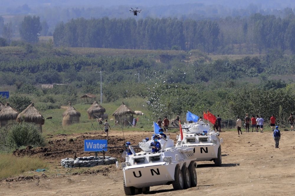 ↑2021年9月15日，在“共同命運(yùn)-2021”國(guó)際維和實(shí)兵演習(xí)綜合演練中，維和分隊(duì)采用無(wú)人機(jī)拋撒傳單宣傳和平理念。新華社記者 劉芳 攝