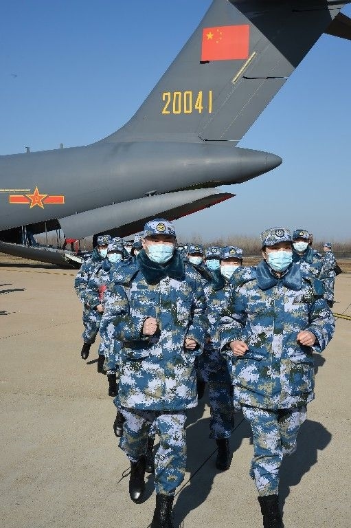 ↑2020年2月17日，一批軍隊(duì)支援湖北醫(yī)療隊(duì)員抵達(dá)武漢天河機(jī)場(chǎng)。新華社記者 黎云 攝
