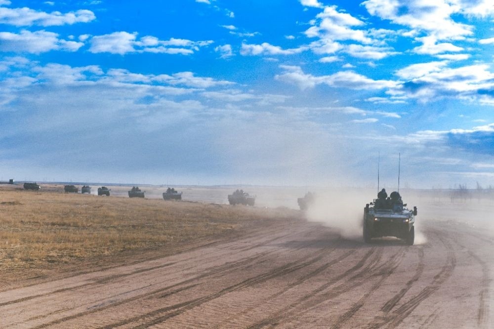 ↑陸軍第81集團(tuán)軍某旅“松骨峰特功連”隨所在營(yíng)進(jìn)行長(zhǎng)途機(jī)動(dòng)（2022年4月12日攝）。新華社發(fā)（李乃超 攝）