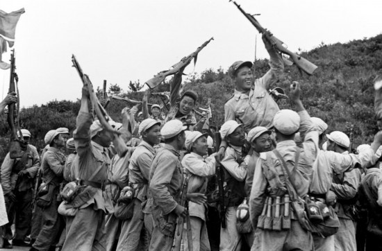  這是中國(guó)人民志愿軍和朝鮮人民軍一起歡慶戰(zhàn)斗勝利。新華社發(fā)（資料照片）
