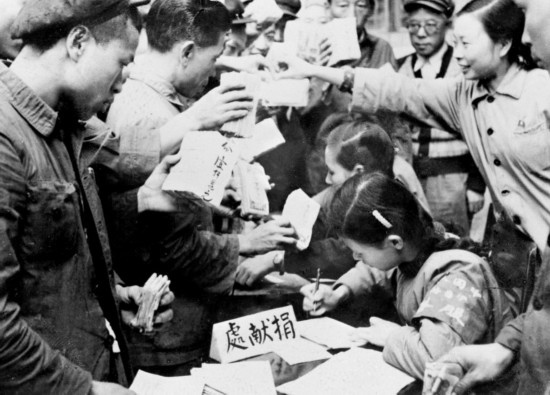 全國(guó)各地工商界踴躍捐獻(xiàn)款項(xiàng)，支援志愿軍。這是重慶市工商業(yè)者捐獻(xiàn)的情形。新華社發(fā)（資料照片）