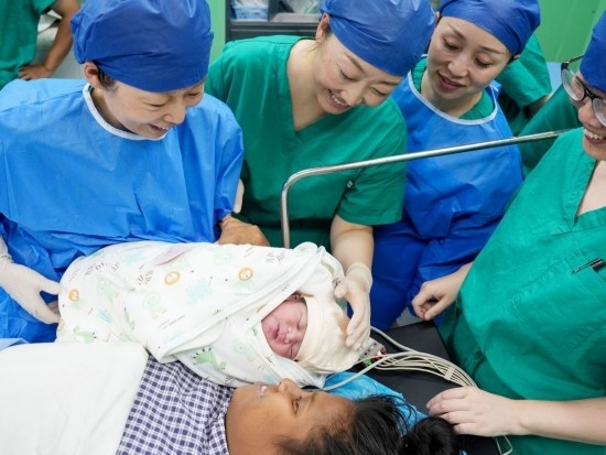 中國(guó)海軍“和平方舟”號(hào)醫(yī)院船在基里巴斯為29歲的塔拉瓦居民德阿瑞接生了一名“和平寶寶”（2023年7月16日攝）。新華社發(fā)（劉偉 攝）
