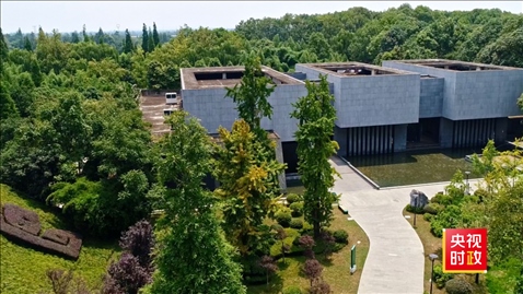 △2021年正式投入使用的三星堆文物保護(hù)修復(fù)館，堅(jiān)持保護(hù)修復(fù)與考古研究同步進(jìn)行，館內(nèi)分文保工作區(qū)和參觀區(qū)。