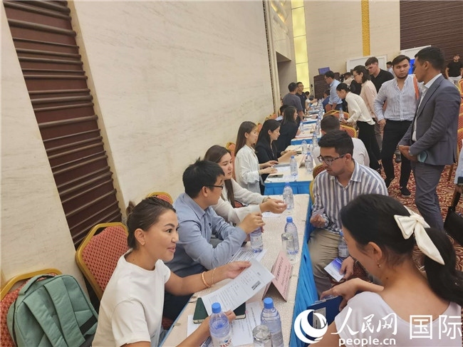 圖為中企代表與哈留華畢業(yè)生現(xiàn)場(chǎng)交流。人民網(wǎng)記者 李強(qiáng)攝