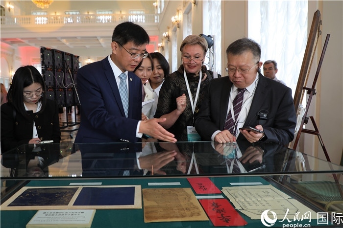 中俄圖書館論壇嘉賓共同參觀由俄羅斯國立列寧圖書館舉辦的館藏中國古籍善本圖書展。人民網(wǎng)記者 隋鑫攝）