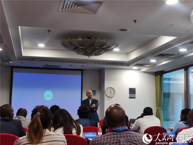 王鯤與研修班學(xué)員互動(dòng)交流。 人民網(wǎng) 孫鴻宇攝