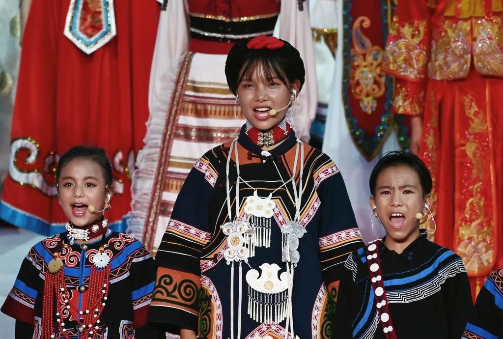 7月28日，吉好有果（中）在開幕式上表演。新華社記者陳澤國攝