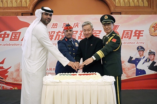 圖為招待會上中阿嘉賓合影。中國駐阿聯(lián)酋大使館供圖
