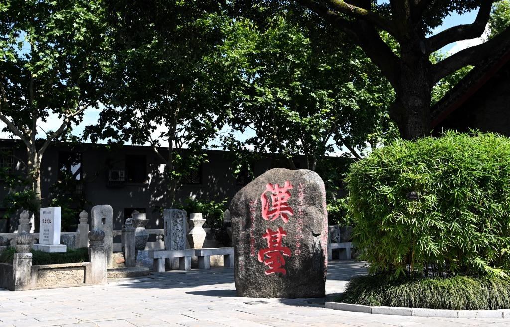 近日拍攝的陜西省漢中市博物館內(nèi)的“漢臺”石碑。新華社記者 劉瀟 攝