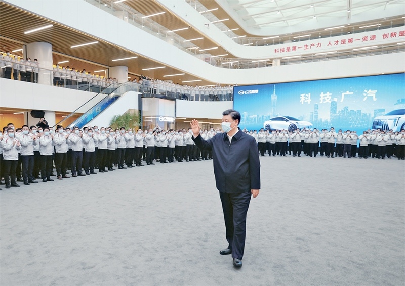 2023年4月10日至13日，中共中央總書(shū)記、國(guó)家主席、中央軍委主席習(xí)近平在廣東考察。這是12日下午，習(xí)近平在廣汽研究院向職工們揮手致意。 新華社記者 鞠鵬/攝