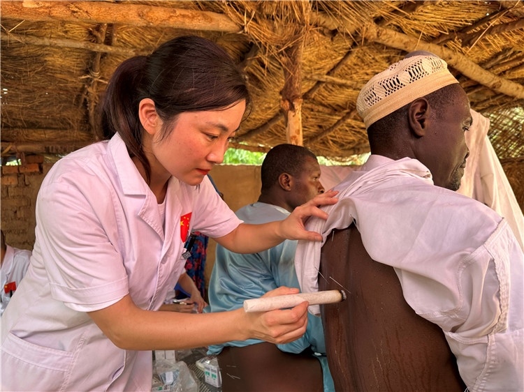 圖為吉安市中心人民醫(yī)院中醫(yī)科副主任醫(yī)師王李妮為患者進行針灸治療。中國駐乍得醫(yī)療隊提供