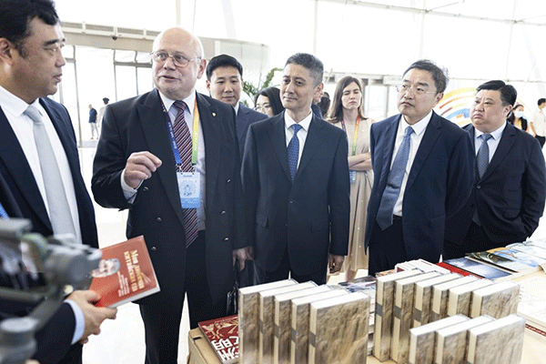 與會(huì)嘉賓參觀主題書展。人民畫報(bào)社供圖