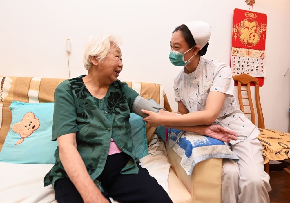 河北廊坊三河市燕達(dá)金色年華健康養(yǎng)護(hù)中心醫(yī)務(wù)人員為入住老人測(cè)量血壓（2023年7月20日攝）。新華社記者 朱旭東 攝