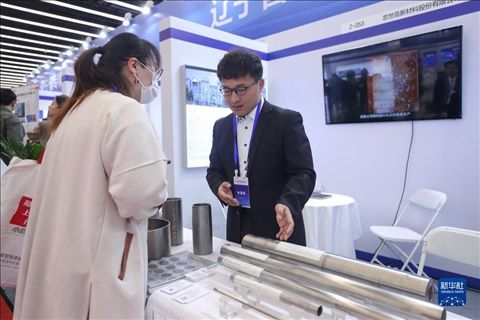 4月8日，參展商在2023中國(guó)中小企業(yè)發(fā)展大會(huì)“專精特新”中小企業(yè)展覽會(huì)上向觀眾介紹產(chǎn)品。新華社記者 龍雷 攝