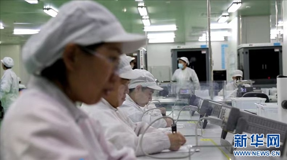 工人在大連達(dá)利凱普科技股份公司生產(chǎn)車間工作。新華網(wǎng)發(fā)
