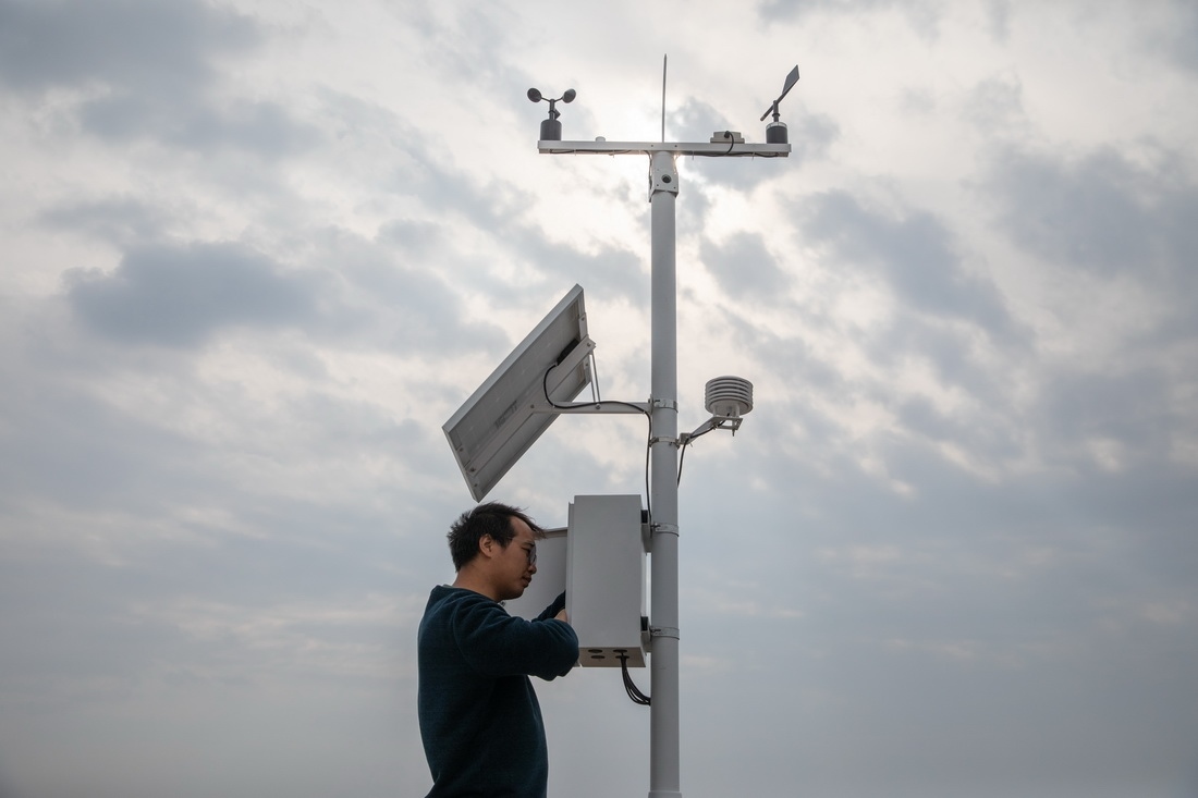 在北大荒集團閆家崗農場有限公司農業(yè)現代化示范區(qū)，工作人員在調試氣象設備（4月27日攝）。新華社記者 張濤 攝