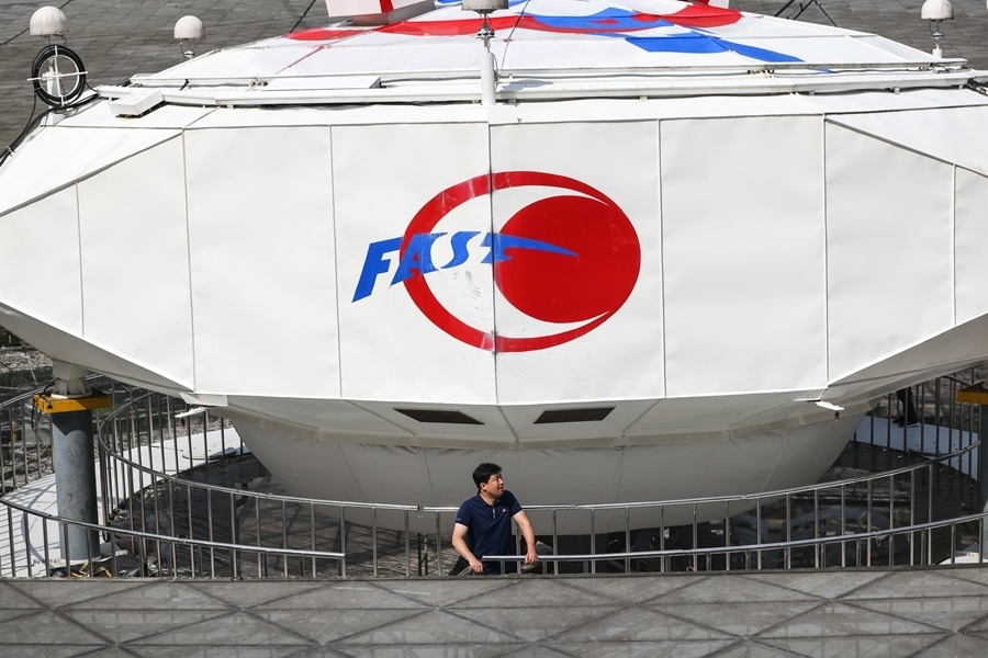 2022年8月25日，F(xiàn)AST運(yùn)行和發(fā)展中心常務(wù)副主任、總工程師姜鵬在饋源艙前（維護(hù)保養(yǎng)期間拍攝）。新華社記者 歐東衢 攝