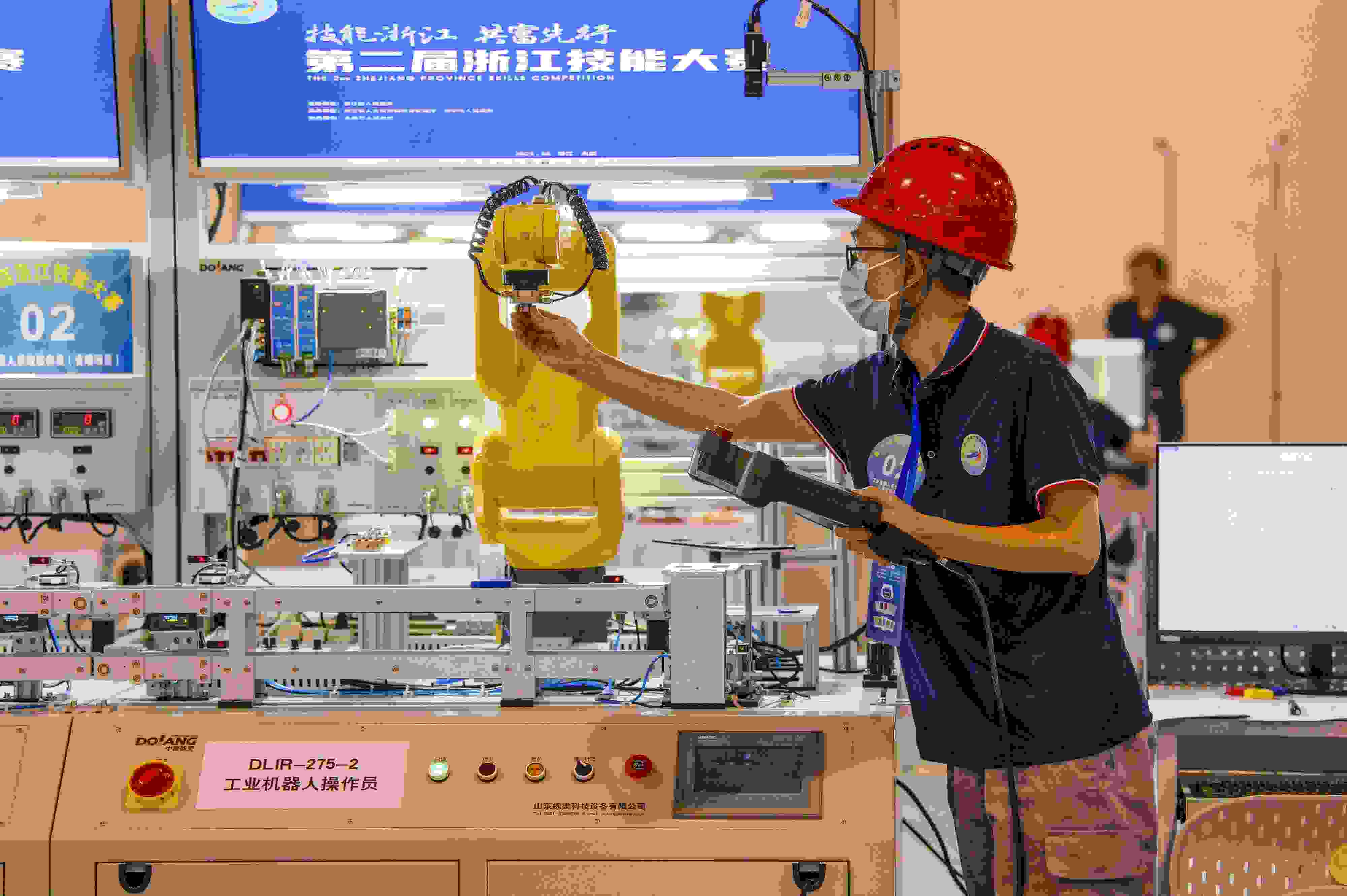 2023年6月19日，第二屆浙江技能大賽在永康市國(guó)際會(huì)展中心舉行。參賽選手在進(jìn)行工業(yè)機(jī)器人系統(tǒng)操作員項(xiàng)目比賽。