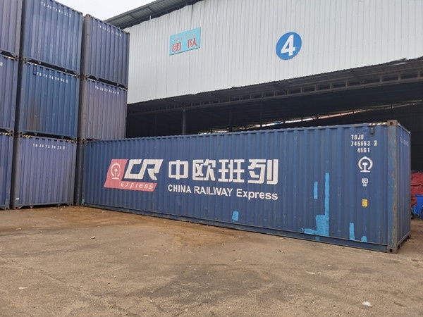 即將以“中老鐵路+中歐班列”模式過境運輸?shù)募b箱。朱益孝攝