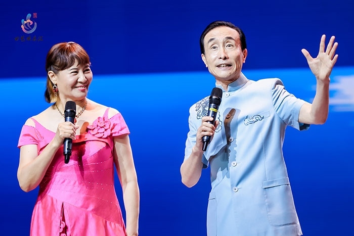 小品表演藝術(shù)家鞏漢林、金珠在演出現(xiàn)場。主辦方供圖