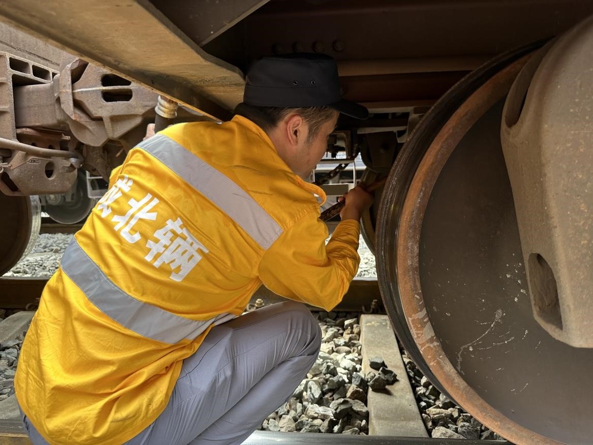 劉偉在進(jìn)行列車檢查工作。人民網(wǎng) 王紹紹攝