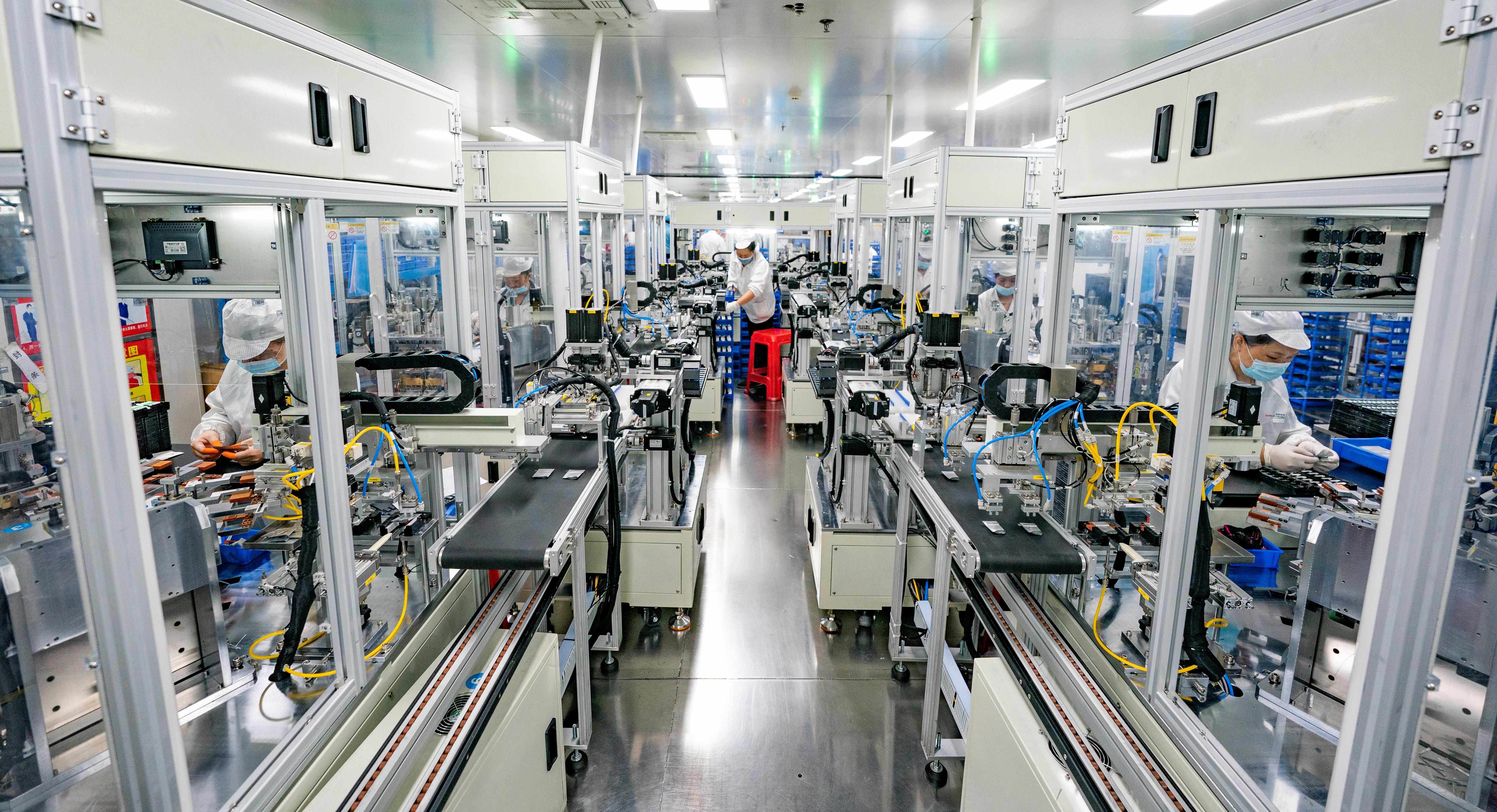 2023年5月17日，江西新余一家電子公司生產(chǎn)車間內(nèi)，技術(shù)工人在鋰電池生產(chǎn)線忙于趕制訂單產(chǎn)品。