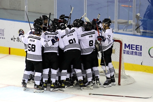 內(nèi)蒙古隊(duì)球員慶祝比賽勝利。人民網(wǎng)記者 胡雪蓉?cái)z