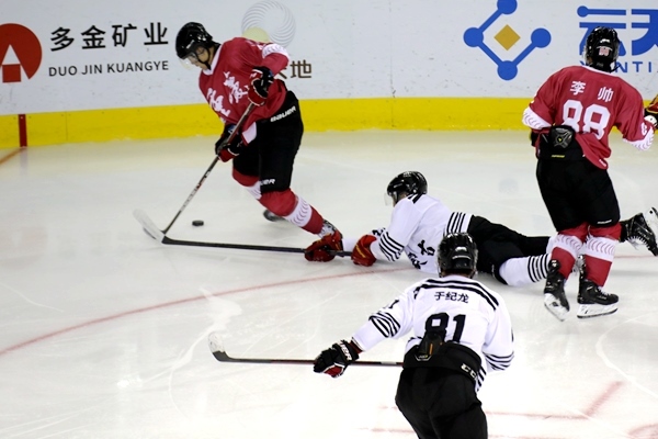 重慶隊(duì)球員與內(nèi)蒙古球員拼搶。人民網(wǎng)記者 胡雪蓉?cái)z