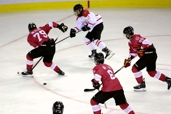 重慶隊(duì)球員常久遠(yuǎn)(左)與陜西隊(duì)球員呂知宜拼搶。人民網(wǎng)記者 胡雪蓉?cái)z