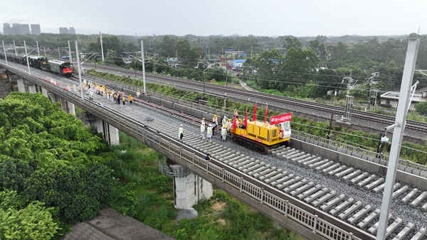 防東鐵路鋪軌現(xiàn)場航拍。