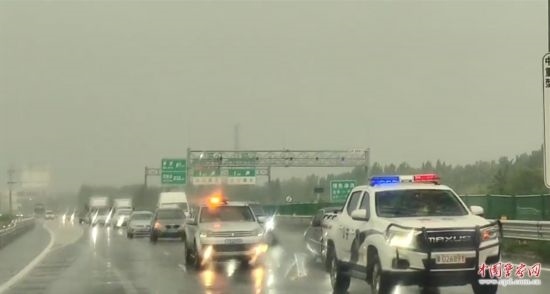 8月2日，京港澳高速，高速交警涿州大隊警車帶道引導救援物資車隊進入涿州災區(qū)。