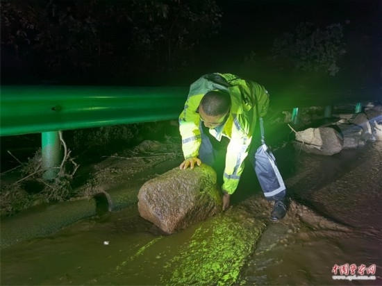 7月31日，張涿高速，高速交警涿鹿大隊民警清理山體滑坡路面落石。