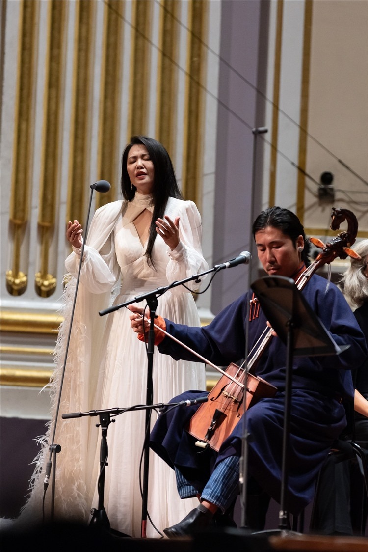 圖片說明： 8月5日，2023愛丁堡國際藝術節(jié)開幕式音樂會《慈悲頌》的演出現(xiàn)場。藝術節(jié)組委會供圖