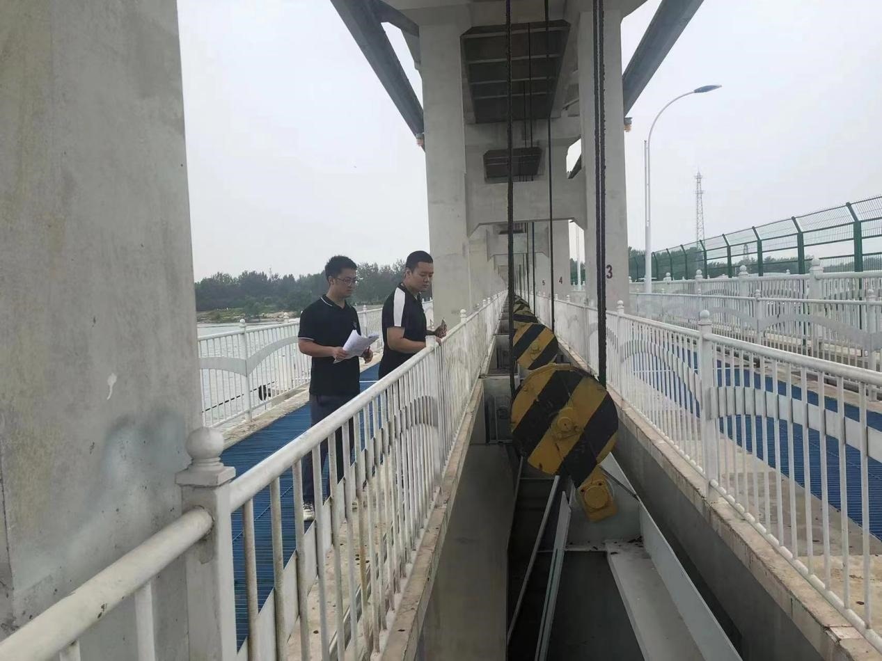 海委海河下游管理局獨(dú)流減河進(jìn)洪閘管理處工作人員檢查水閘閘門啟閉機(jī)。受訪者供圖