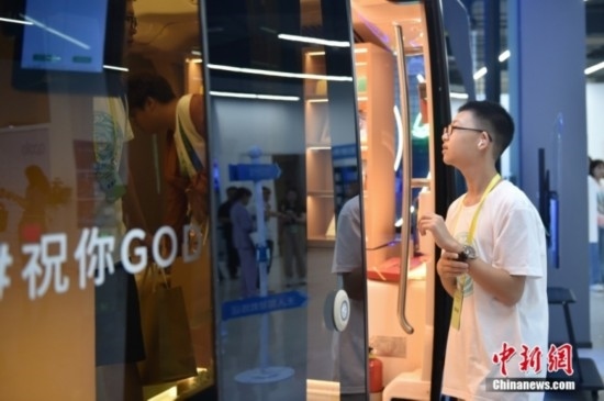 圖為學(xué)員們?cè)谑卒搱@內(nèi)的百度Apollo Park參觀。<a target='_blank' href='/' ><p align=