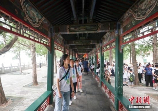 圖為學(xué)員們游覽長(zhǎng)廊。<a target='_blank' href='/'><p align=