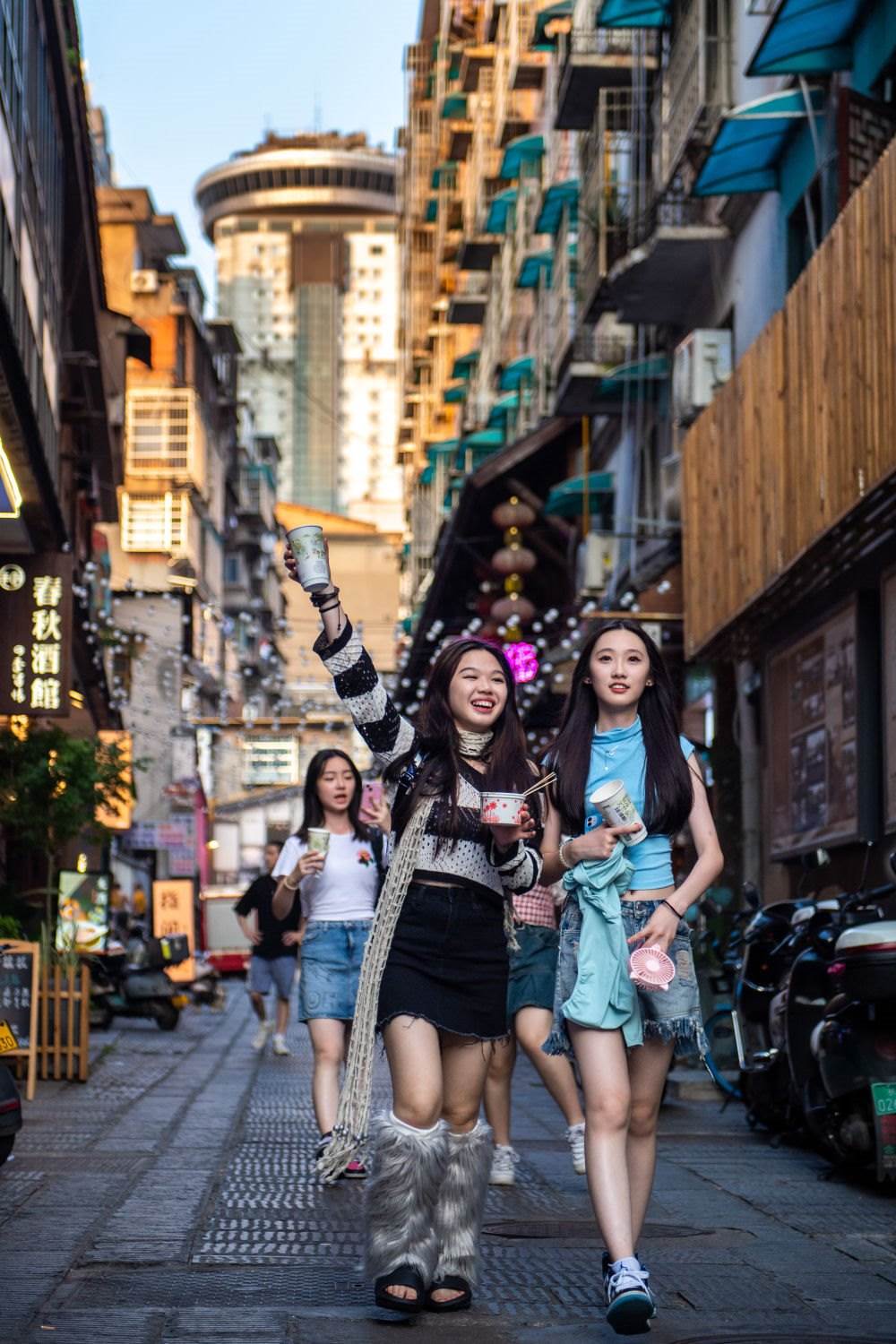 游客在長(zhǎng)沙市天心區(qū)太平老街游玩（6月7日攝）。新華社記者 陳思汗 攝