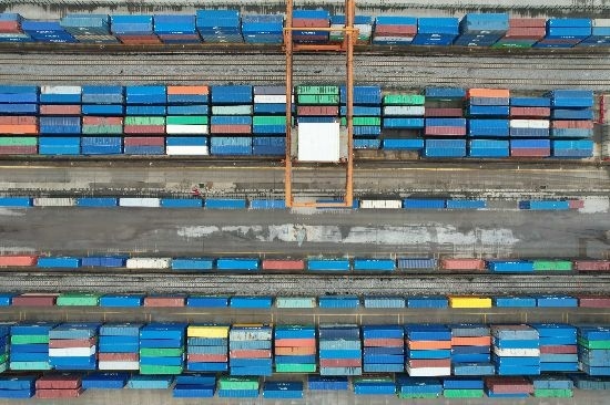 在廣州東部公鐵聯(lián)運(yùn)樞紐（增城西站），工作人員在進(jìn)行集裝箱轉(zhuǎn)運(yùn)工作。廣州交通投資集團(tuán)有限公司供圖