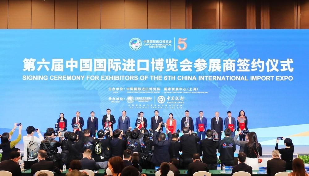2022年11月6日，2022年中國國際進(jìn)口博覽會(huì)參展商聯(lián)盟大會(huì)在上海舉行。這是在大會(huì)期間進(jìn)行的第六屆進(jìn)博會(huì)參展商簽約儀式。新華社記者 方喆 攝