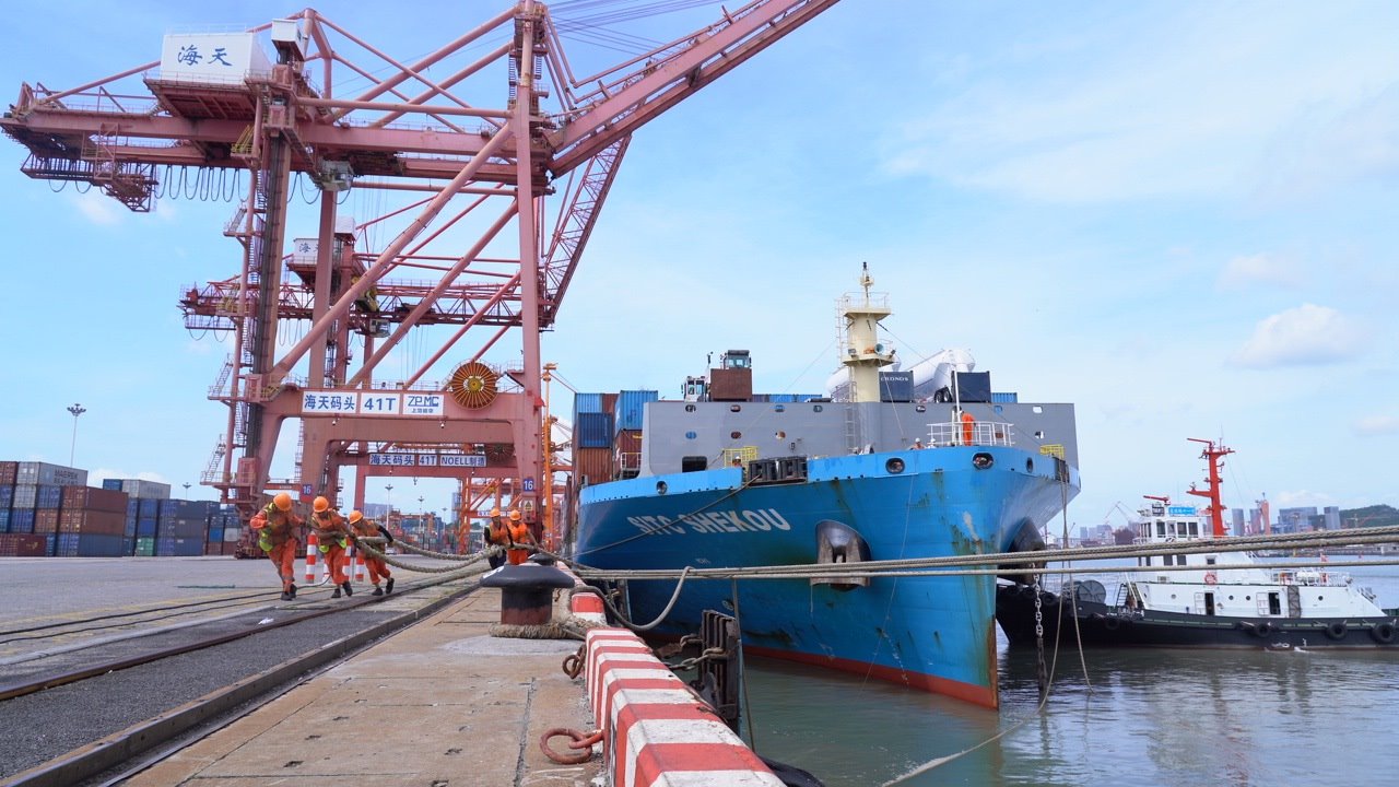 7月22日上午，“絲路海運”電商快線“海豐蛇口”輪?？繌B門海天碼頭12號泊位裝卸集裝箱貨物。人民網(wǎng)記者 蘭志飛攝